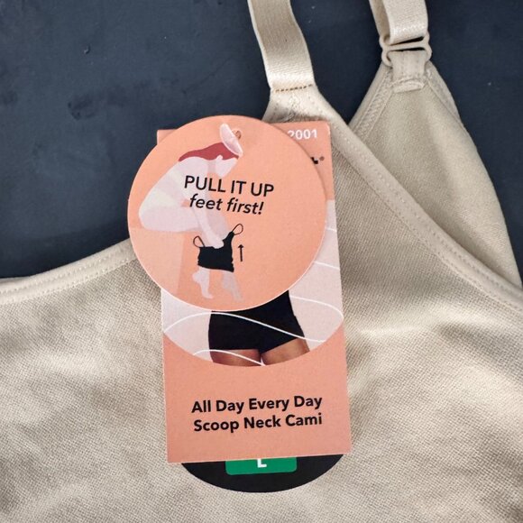 SHAPERMINT Essentials Brand New Scoop Neck Cami - Picture 7 of 9